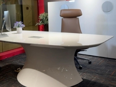 Футуристически окрашенный рабочий стол