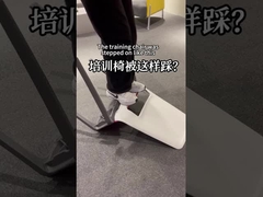 Удобное складное офисное кресло с мягкими подушками и компактным дизайном