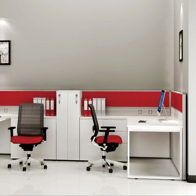 L-Shaped Staff Working Position With White And Red Color Matching Screen For Strong Privacy